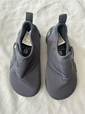 Kids Water Shoes in Charcoal Gray — Easy On/Off Pool Shoes